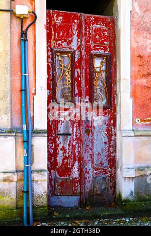 Alte antike Tür auf Aveiro, Portugal Stockfoto