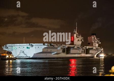 HMS Prince of Wales (R09), die ihren ersten Nachtdurchgang in ihren Heimathafen Portsmouth, Großbritannien, in den frühen Morgenstunden des Samstags 2/10/2021 machte. Stockfoto