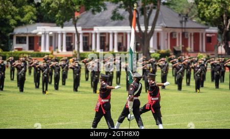 Dehradun, Uttarakhand Indien 15. August 2021. Indische Flagge in den Händen junger Armeeoffiziere beim vormarsch in der Indian Military Academy IMA. Stockfoto