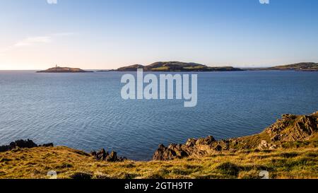 Ein Blick über die Kirkcudbright Bay von Torrs Point, mit Ross Island und Lighthouse am Horizont, an einem Winternachmittag, Dumfries und Galloway, Scotlan Stockfoto