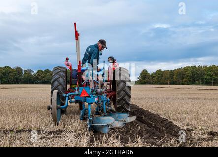 Luffness Mains Farm, East Lothian, Schottland, Großbritannien, 2. Oktober 2021. Charity Pflügen Match: Bauern kämpfen bei der Veranstaltung um Geld für die schottischen Pflügen-Meisterschaften, die von der Pandemie schwer getroffen wurden. Zu den Traktoren gehören hydraulische, nicht hydraulische klassische reversible, klassische und Vintage-Gartenbauarten. Die Jury vergibt Punkte für Geradheit, Öffnungen und Ausgänge sowie eine Vielzahl anderer Merkmale der gepflügten Linien. Im Bild: Ein alter hydraulischer Traktor, der eine Linie pflügt Stockfoto