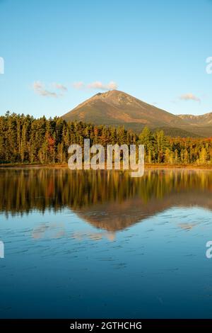 Mount Katahdin spiegelte sich im Martin Pond bei Sonnenaufgang, Anfang Herbst, Baxter State Park, Maine USA Stockfoto