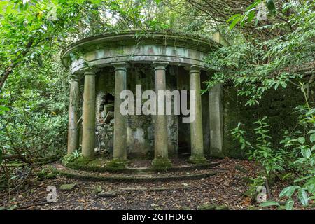 Die Kolonnade am Baron Hill ruinierte das Herrenhaus in Beaumaris, Anglesey, North Wales, Großbritannien Stockfoto