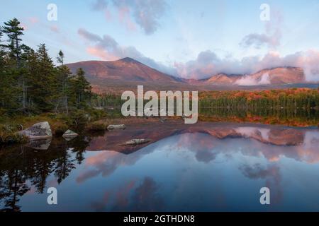 Mount Katahdin spiegelte sich im Sandy Stream Pond bei Sonnenaufgang, Anfang Herbst, Baxter State Park, Maine USA Stockfoto