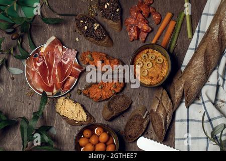 Italienische Antipasti-Wein-Snacks. Brushettas, mediterrane Oliven, Prosciutto di Parma, Salami Stockfoto