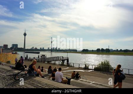 Blick auf den Rhein in Düsseldorf, Deutschland, mit dem beliebten Treffpunkt Rheintreppe (Rheinterrassentreppe). Stockfoto