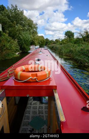 Kreuzfahrt auf einem schmalen Boot auf dem Fluss Nene in der Nähe von März Stockfoto