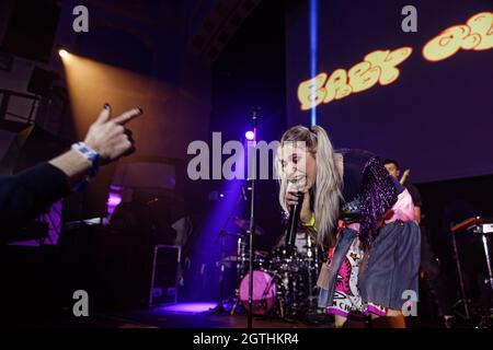 1. Oktober 2021: Alt-Popstar Bella Latham aka Baby Queen tritt beim britischen New Music Festival Sound City , Liverpool 2021 auf (Foto: © Andy von Pip/ZUMA Press Wire) Stockfoto