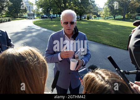 Washington DC, USA. Oktober 2021. US-Präsident Joe Biden hält vor der Abreise vom South Lawn des Weißen Hauses durch Marine One in Washington, DC, USA, am 02. Oktober 2021 eine Rede vor Mitgliedern der Nachrichtenmedien. Biden reist nach Wilmington, Delaware. Quelle: Abaca Press/Alamy Live News Stockfoto