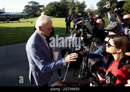 Washington DC, USA. Oktober 2021. US-Präsident Joe Biden hält vor der Abreise vom South Lawn des Weißen Hauses durch Marine One in Washington, DC, USA, am 02. Oktober 2021 eine Rede vor Mitgliedern der Nachrichtenmedien. Biden reist nach Wilmington, Delaware. Quelle: Abaca Press/Alamy Live News Stockfoto