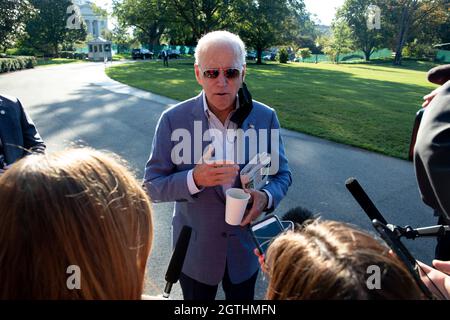 Washington, USA. Oktober 2021. US-Präsident Joe Biden hält vor der Abreise vom South Lawn des Weißen Hauses durch Marine One in Washington, DC, USA, am 02. Oktober 2021 eine Rede vor Mitgliedern der Nachrichtenmedien. Biden reist nach Wilmington, Delaware. Quelle: SIPA USA/Alamy Live News Stockfoto