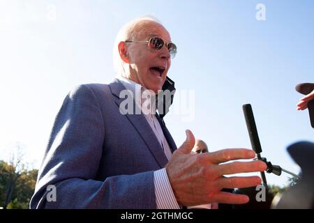 Washington, USA. Oktober 2021. US-Präsident Joe Biden hält vor der Abreise vom South Lawn des Weißen Hauses durch Marine One in Washington, DC, USA, am 02. Oktober 2021 eine Rede vor Mitgliedern der Nachrichtenmedien. Biden reist nach Wilmington, Delaware. Quelle: SIPA USA/Alamy Live News Stockfoto