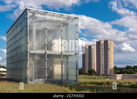 Modernistisches Osiedle Gwiazdy Anwesen und Glaswürfel des Neuen Schlesischen Museums, Katowice, Polen Stockfoto