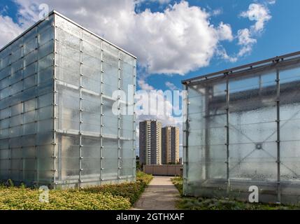 Modernistisches Osiedle Gwiazdy Anwesen und leichte Würfel des Neuen Schlesischen Museums, Katowice, Polen Stockfoto