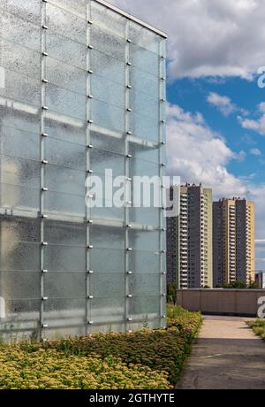 Modernistisches Osiedle Gwiazdy Anwesen und leichte Würfel des Neuen Schlesischen Museums, Katowice, Polen Stockfoto