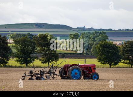 Luffness Mains Farm, East Lothian, Schottland, Großbritannien, 2. Oktober 2021. Charity Pflügen Match: Bauern kämpfen bei der Veranstaltung um Geld für die schottischen Pflügen-Meisterschaften, die von der Pandemie schwer getroffen wurden Stockfoto