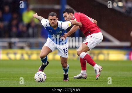 Oliver Norburn von Peterborough United (links) und Matthew James von Bristol City (rechts) kämpfen während des Sky Bet Championship-Spiels an der London Road, Peterborough, um den Ball. Bilddatum: Samstag, 2. Oktober 2021. Stockfoto