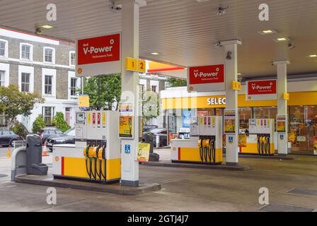 London, Großbritannien. 2. Oktober 2021. Schilder „Sorry, out of use“ decken die Benzinpumpen an einer Shell-Station in Islington ab. An vielen Tankstellen ist aufgrund des Mangels an Lkw-Fahrern im Zusammenhang mit dem Brexit und des panischen Kaufs Benzin ausgelaufen. Kredit: Vuk Valcic / Alamy Live Nachrichten Stockfoto