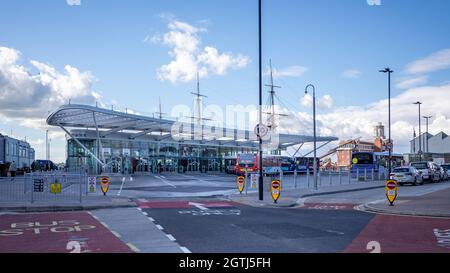 Bus und Reisebusse in Portsmouth Busbahnhof, Hard Interchange, in der Nähe von Portsmouth Dockyard, Hampshire, Großbritannien am 29. September 2021 Stockfoto