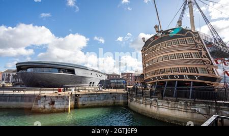 Heckansicht von HMS Victory, Lord nelsons Flaggschiff, am 29. September 2021 in Portsmouth Dockyard, Hampshire, Großbritannien, ausgestellt Stockfoto