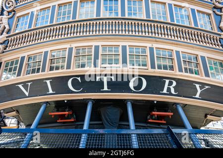 Nahaufnahme des Hecks von HMS Victory, Lord nelsons Flaggschiff, am 29. September 2021 in Portsmouth Dockyard, Hampshire, Großbritannien, ausgestellt Stockfoto