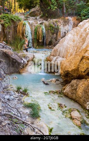 Die 'Bagni di San Filippo', natürliche Thermalwoters in einem Wald in der Toskana Stockfoto