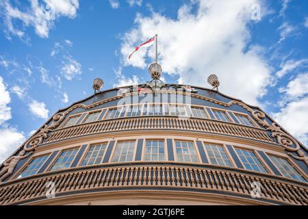 Nahaufnahme des Hecks von HMS Victory, Lord nelsons Flaggschiff, am 29. September 2021 in Portsmouth Dockyard, Hampshire, Großbritannien, ausgestellt Stockfoto