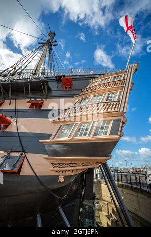 Nahaufnahme des Hecks von HMS Victory, Lord nelsons Flaggschiff, am 29. September 2021 in Portsmouth Dockyard, Hampshire, Großbritannien, ausgestellt Stockfoto