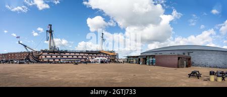 Seitenansicht von HMS Victory, Lord nelsons Flaggschiff, neben dem Mary Rose Museum in Portsmouth Dockyard, Hampshire, Großbritannien am 29. September 2021 Stockfoto
