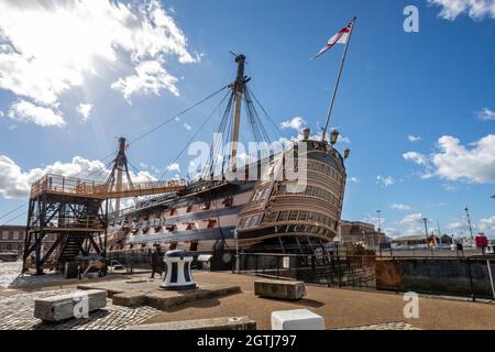 Heckansicht von HMS Victory, Lord nelsons Flaggschiff, am 29. September 2021 in Portsmouth Dockyard, Hampshire, Großbritannien, ausgestellt Stockfoto