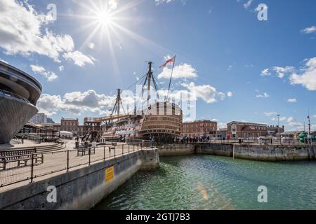Heckansicht von HMS Victory, Lord nelsons Flaggschiff, am 29. September 2021 in Portsmouth Dockyard, Hampshire, Großbritannien, ausgestellt Stockfoto