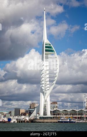 Der Spinnaker Tower vom Wasser aus in gunwharf Quays, Portsmouth, Hampshire, Großbritannien, am 29. September Stockfoto