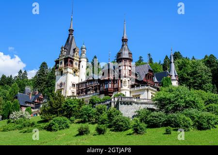 Schönes Neorenaissance-Gebäude der Burg Peles (Castelul Peles) in der Nähe des Bucegi-Gebirges (Muntii Bucegi) an einem sonnigen Sommertag in Sinaia, Romani Stockfoto