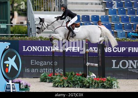 1. Oktober 2021, Barcelona, Spanien: Angelie von Essen aus Schweden reitet Cochela während des CSIO Barcelona: Longines FEI Jumping Nations Cup im Real Club de Polo aus Barcelona. (Bild: © David Ramirez/DAX via ZUMA Press Wire) Stockfoto