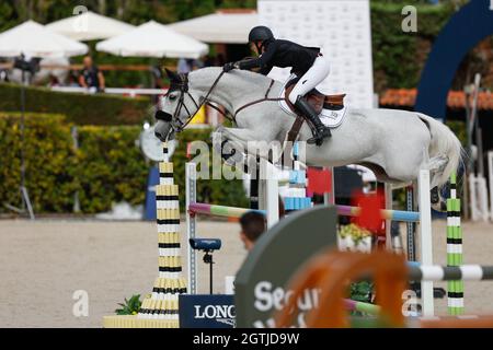 Barcelona, Spanien. Oktober 2021. Angelie von Essen aus Schweden reitet Cochela während des CSIO Barcelona: Longines FEI Jumping Nations Cup im Real Club de Polo aus Barcelona. (Bild: © David Ramirez/DAX via ZUMA Press Wire) Stockfoto