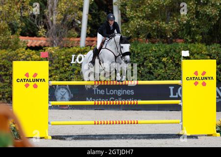 Barcelona, Spanien. Oktober 2021. Angelie von Essen aus Schweden reitet Cochela während des CSIO Barcelona: Longines FEI Jumping Nations Cup im Real Club de Polo aus Barcelona. (Bild: © David Ramirez/DAX via ZUMA Press Wire) Stockfoto