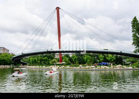 Bukarest, Rumänien - 29. Mai 2021: Landschaft mit moderner Metallbrücke, See und grünen Bäumen im Park der Drumul Taberei Stockfoto