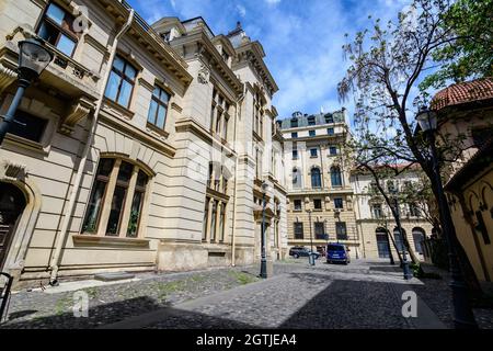 Bukarest, Rumänien - 6. Mai 2021: Alte Gebäude mit Bars und Restaurants in der French Street (Strada Franceza) im historischen Zentrum (Centrul Vechi) Stockfoto