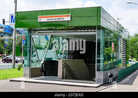 Bukarest, Rumänien - 22. Juni 2021: Haupteingang zur U-Bahn-Station Valea Ialomitei in Dr Taberei oder Drumul Taberei Stockfoto
