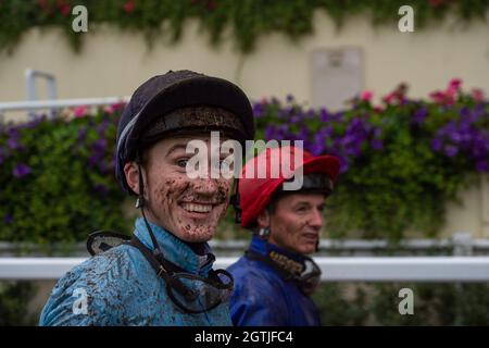 Ascot, Großbritannien. Oktober 2021. Jockey David Egan sieht nach dem Rennen in der ABF/BGC Cumberland Lodge Stakes on Horse schön und matschig aus.Titel: Maureen McLean/Alamy Live News Stockfoto