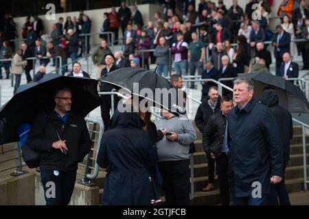 Ascot, Großbritannien. Oktober 2021. Starker Regen hat die Rennfahrer nicht davon abgebracht, heute am Autumn Racing Weekend und am Ascot Beer Festival auf der Ascot Racecourse teilzunehmen. Quelle: Maureen McLean/Alamy Live News Stockfoto