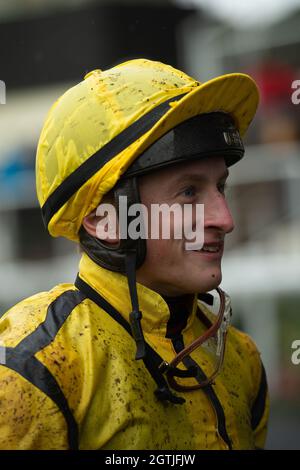 Ascot, Großbritannien. Oktober 2021. Ein schlammig aussehender Jockey Tom Marquand nach dem Rennen beim Welttag der psychischen Gesundheit British EBF Stakes Credit: Maureen McLean/Alamy Live News Stockfoto