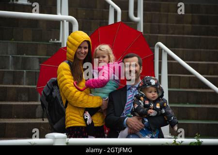 Ascot, Großbritannien. Oktober 2021. Es war heute ein Tag für Regenmäntel und Regenschirme bei Ascot Races, als am Autumn Racing Weekend starker Regen fiel.Quelle: Maureen McLean/Alamy Live News Stockfoto