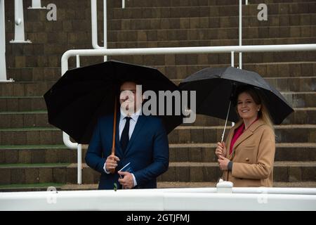 Ascot, Großbritannien. Oktober 2021. Es war heute ein Tag für Regenmäntel und Regenschirme bei Ascot Races, als am Autumn Racing Weekend starker Regen fiel.Quelle: Maureen McLean/Alamy Live News Stockfoto