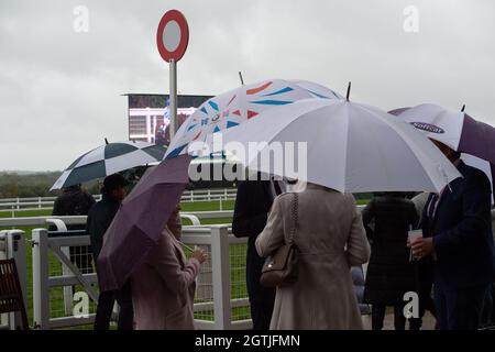 Ascot, Großbritannien. Oktober 2021. Es war heute ein Tag für Regenmäntel und Regenschirme bei Ascot Races, als am Autumn Racing Weekend starker Regen fiel.Quelle: Maureen McLean/Alamy Live News Stockfoto