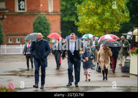 Ascot, Großbritannien. Oktober 2021. Heftige Regenfälle haben die Rennfahrer nicht davon abgebracht, heute am Autumn Racing Weekend und am Ascot Beer Festival auf der Ascot Racecourse teilzunehmen. Quelle: Maureen McLean/Alamy Live News Stockfoto