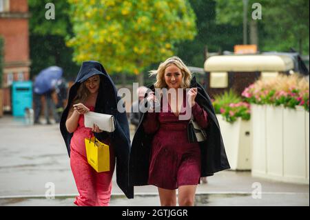 Ascot, Großbritannien. Oktober 2021. Heftige Regenfälle haben die Rennfahrer nicht davon abgebracht, heute am Autumn Racing Weekend und am Ascot Beer Festival auf der Ascot Racecourse teilzunehmen. Quelle: Maureen McLean/Alamy Live News Stockfoto