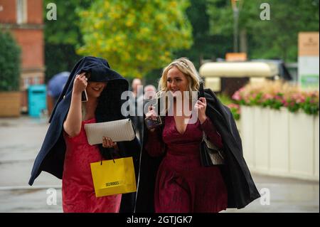 Ascot, Großbritannien. Oktober 2021. Heftige Regenfälle haben die Rennfahrer nicht davon abgebracht, heute am Autumn Racing Weekend und am Ascot Beer Festival auf der Ascot Racecourse teilzunehmen. Quelle: Maureen McLean/Alamy Live News Stockfoto