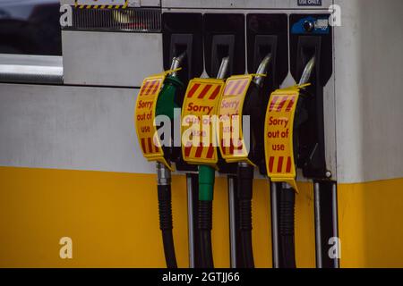 London, Großbritannien. 2. Oktober 2021. Schilder „Sorry, out of use“ decken die Benzinpumpen an einer Shell-Station in Islington ab. An vielen Tankstellen ist aufgrund des Mangels an Lkw-Fahrern im Zusammenhang mit dem Brexit und des panischen Kaufs Benzin ausgelaufen. Stockfoto