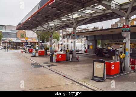 London, Großbritannien. Oktober 2021. Eine leere Texaco-Station im Zentrum von London. An vielen Tankstellen ist aufgrund des Mangels an Lkw-Fahrern im Zusammenhang mit dem Brexit und des panischen Kaufs Benzin ausgelaufen. Stockfoto